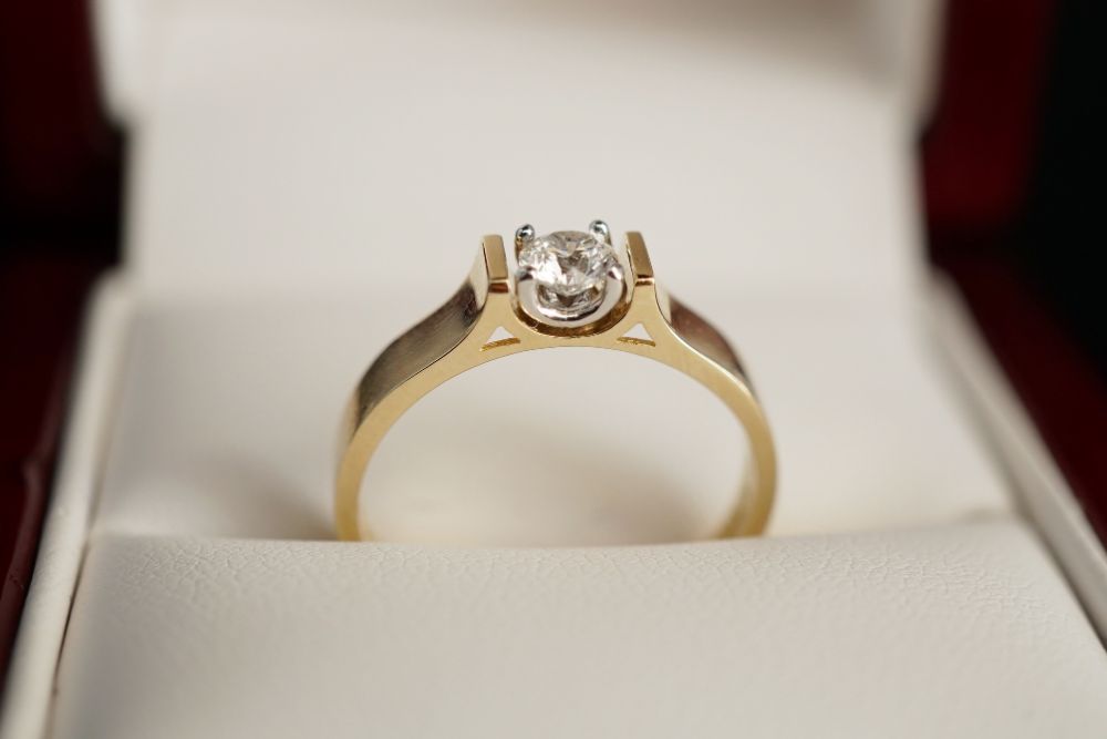 Złoto 585 - NOWY złoty pierścionek z Diamentem. CERTYFIKAT