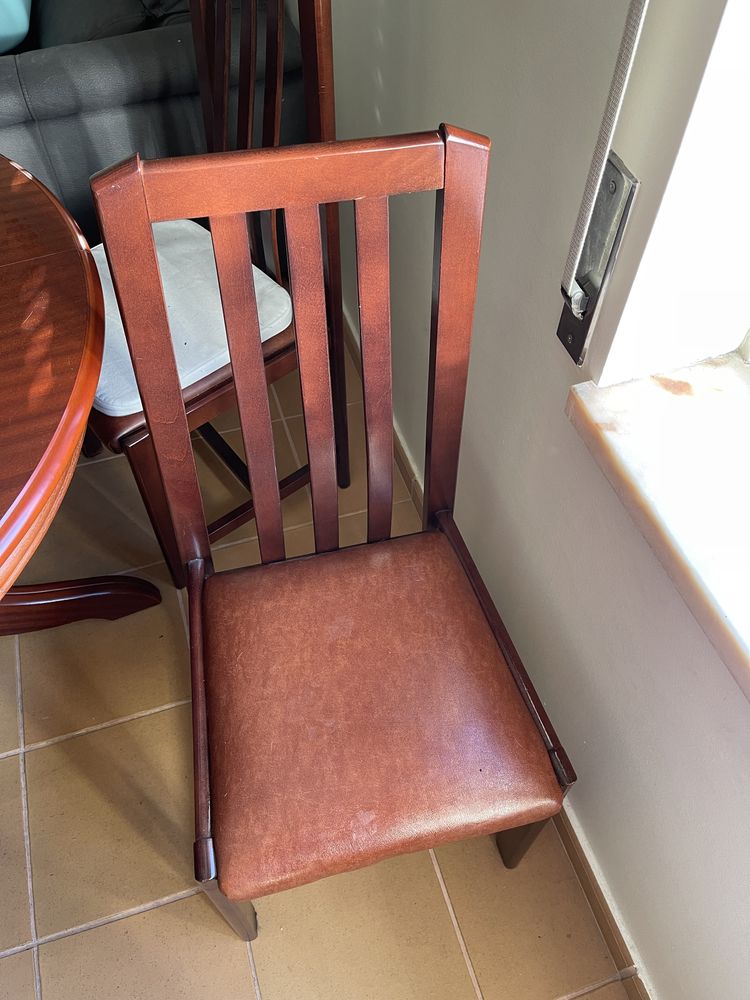Mesa e 4 cadeiras em bom estado
