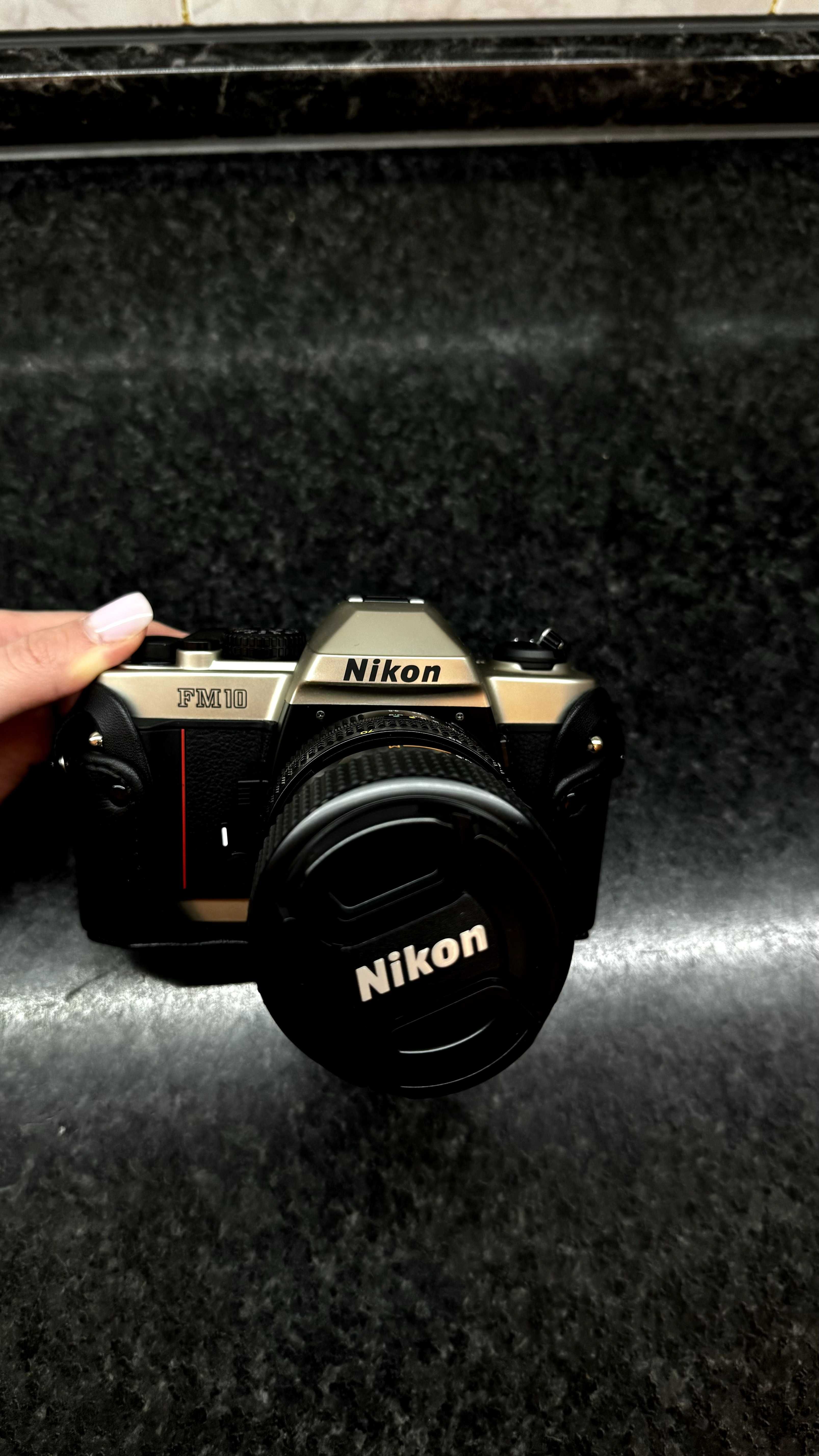 Плівкова дзеркальна камера Nikon FM10. Фотоапарат Nikon
