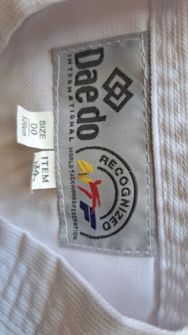 Dobok taekwondo com cinturão branco para criança
