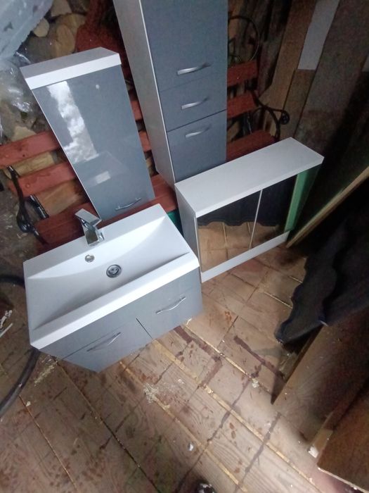 Łazienkowy komplet mebli.Gotowy do zamontowania