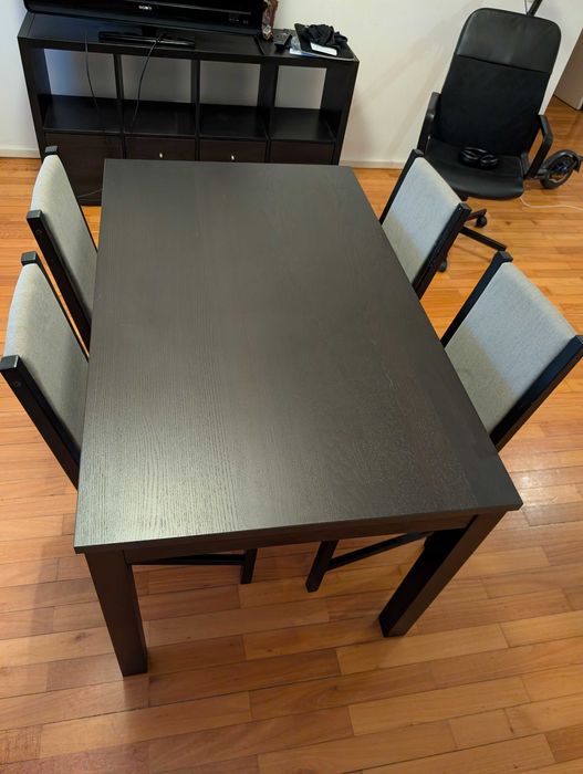 Mesa extensível Nasinge e cadeiras