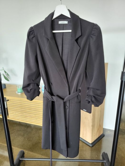 Elegancka sukienko-marynarka Reserved S – na rozpoczęcie roku!