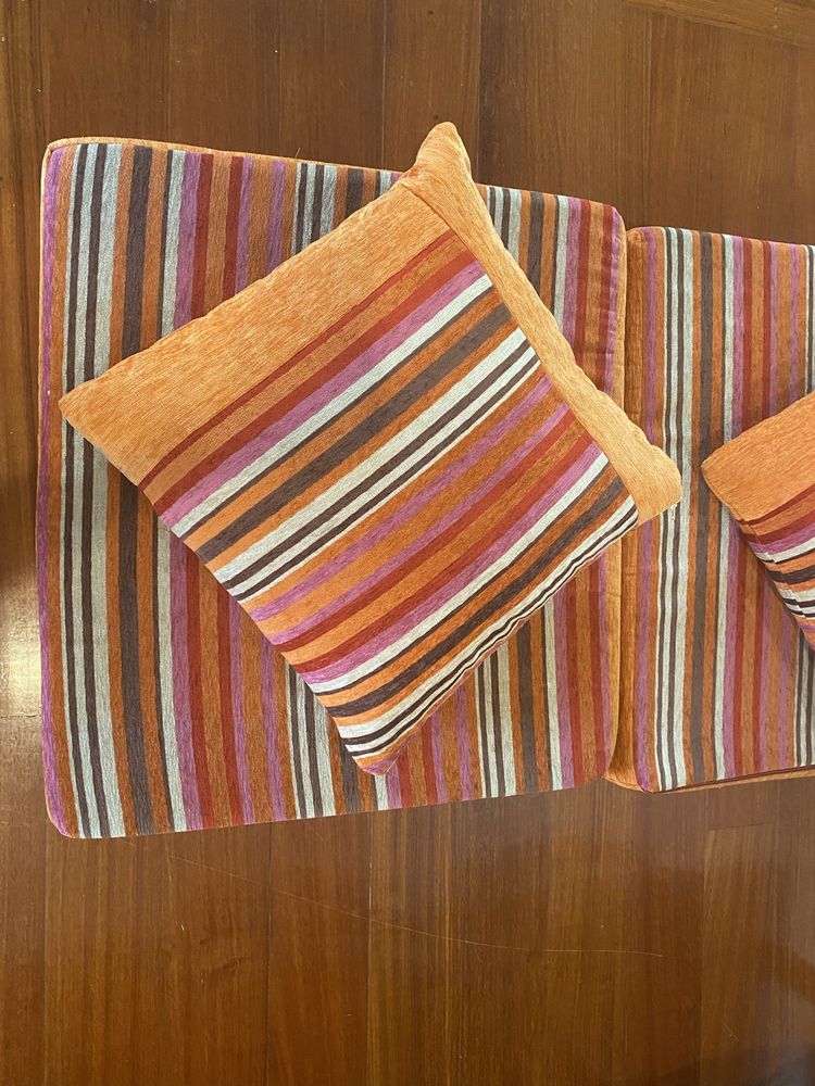 Conjunto de 3 pequenos sofas com almofadas