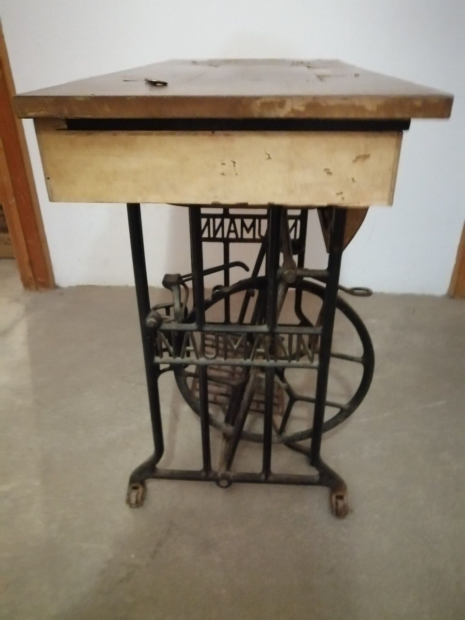Mesa de Máquina de costura para utilizar como mesa de TV ou outra