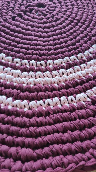 Bordowy dywanik na szydełku, chodnik