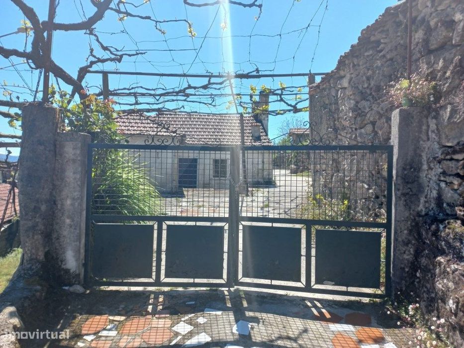 Moradia para restauro em Insalde