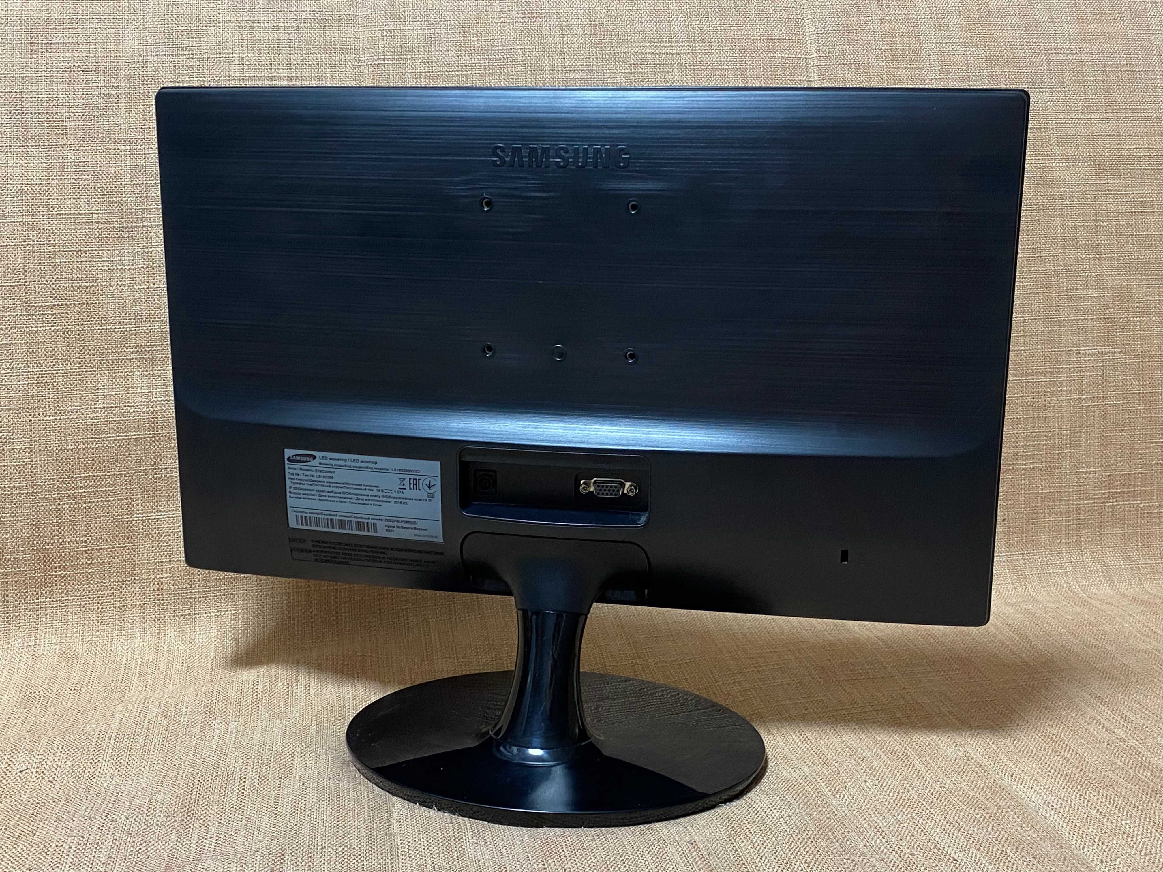Монитор 19" Samsung S19D300N