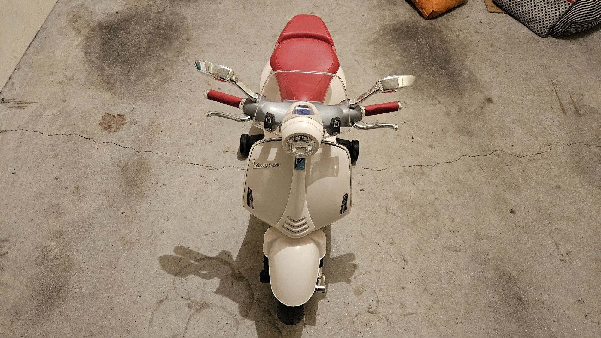 Vespa a bateria criança