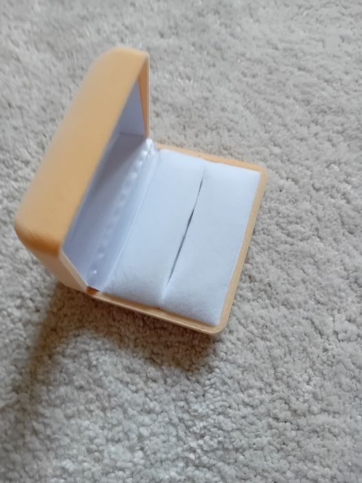 Pudełko na pierścionek/obrączki kremowe