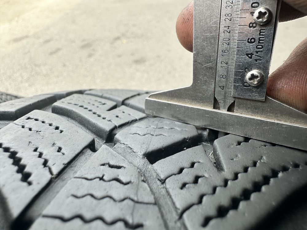 Шини 225 65 17 102T Goodyear UltraGrip Ice SUV комплект