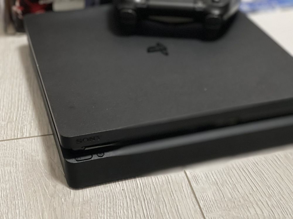 Продам PS4 slim,гарний стан!