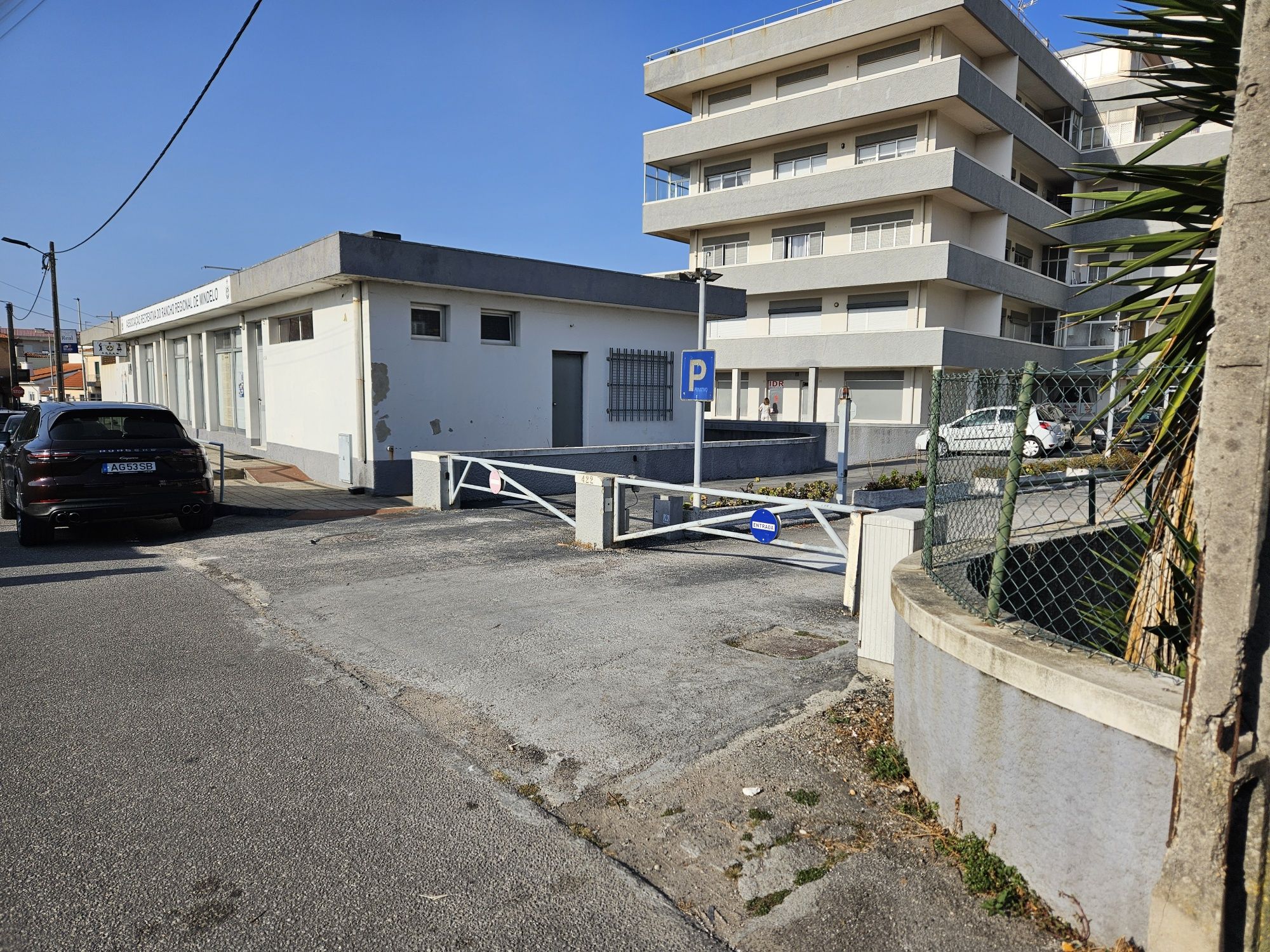 Lugar de garagem grande com arrumo