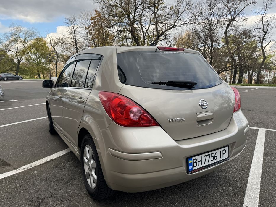 продам Nissan Tiida  2011 года 1.6 бензин