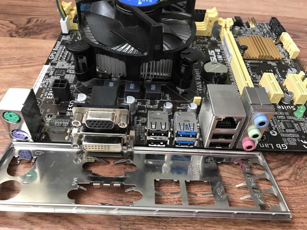 процесор i5-4440,8 GB Corsair Ram,материнська плата Asus H81M ,кулер