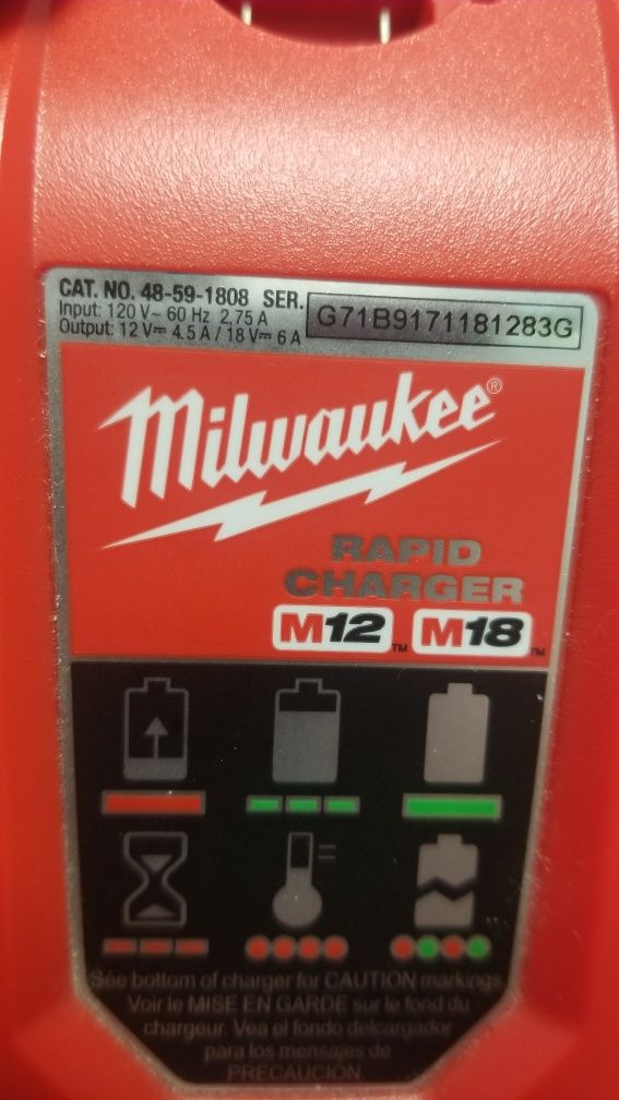 Зарядний пристрій Milwaukee