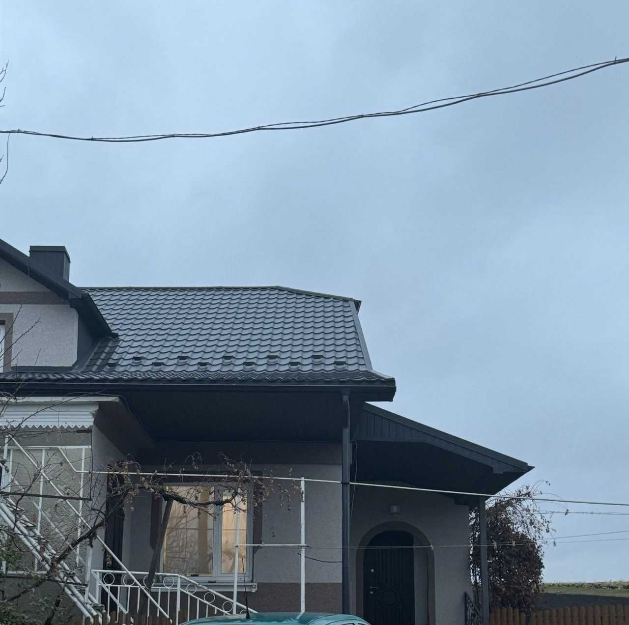 Металевий штахетник. Покрівельна черепиця. Фальцева покрівля.Покрівля.