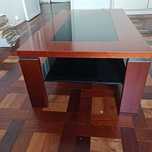 Mesa de centro em madeira maciça e vidro