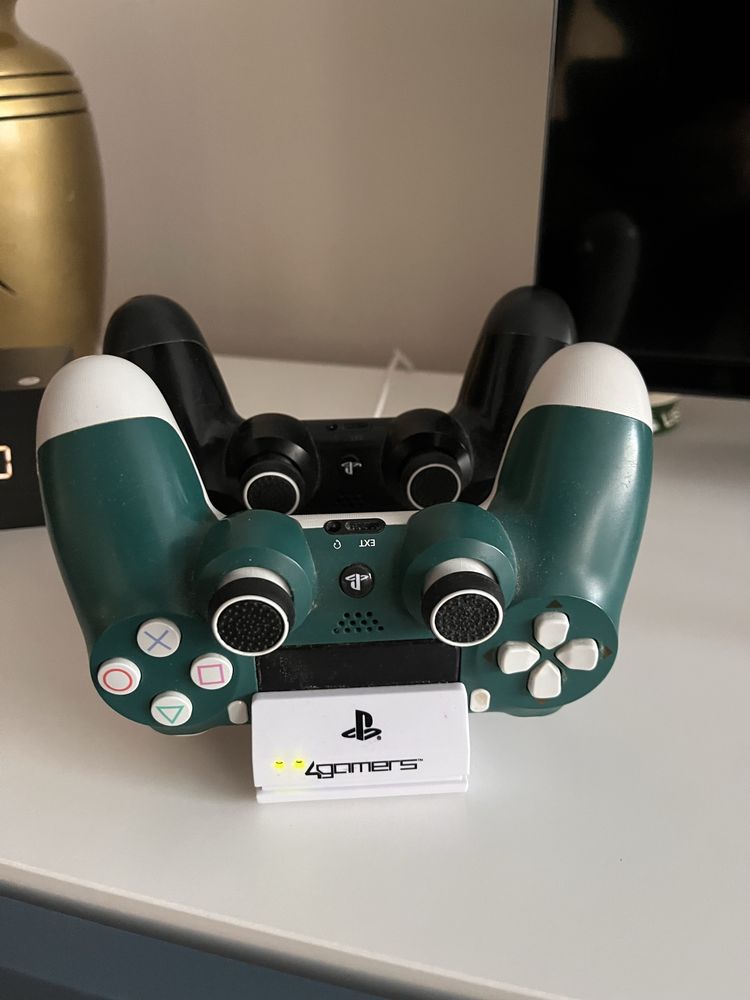 Ps4 + 2 comandos + base de carregamento oficial + 5 jogos