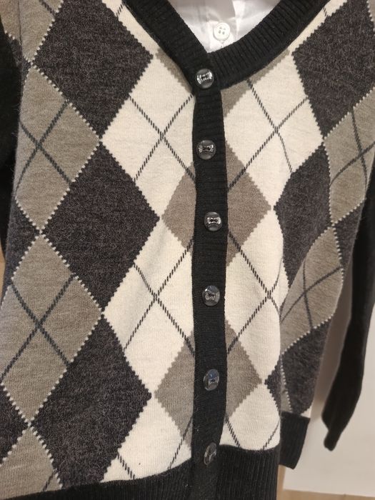 Damski wełniany sweterek w romby geometryczny wzór biała koszula M/L