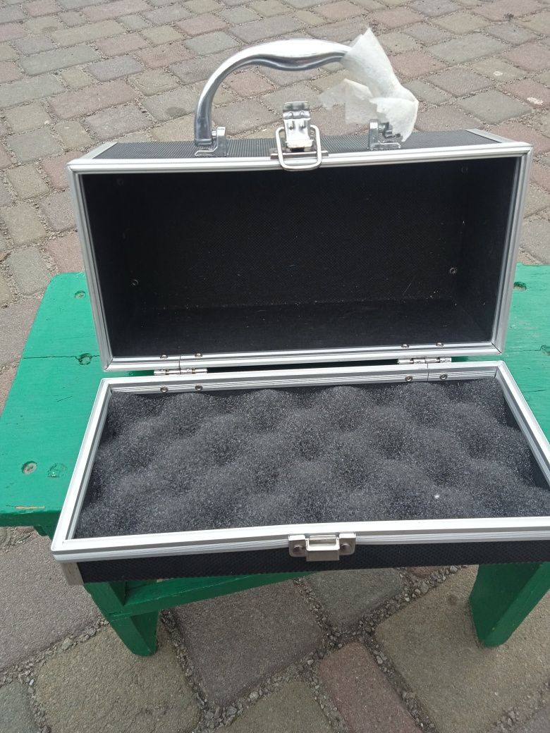 Продам чемоданчик кейс алюминевый