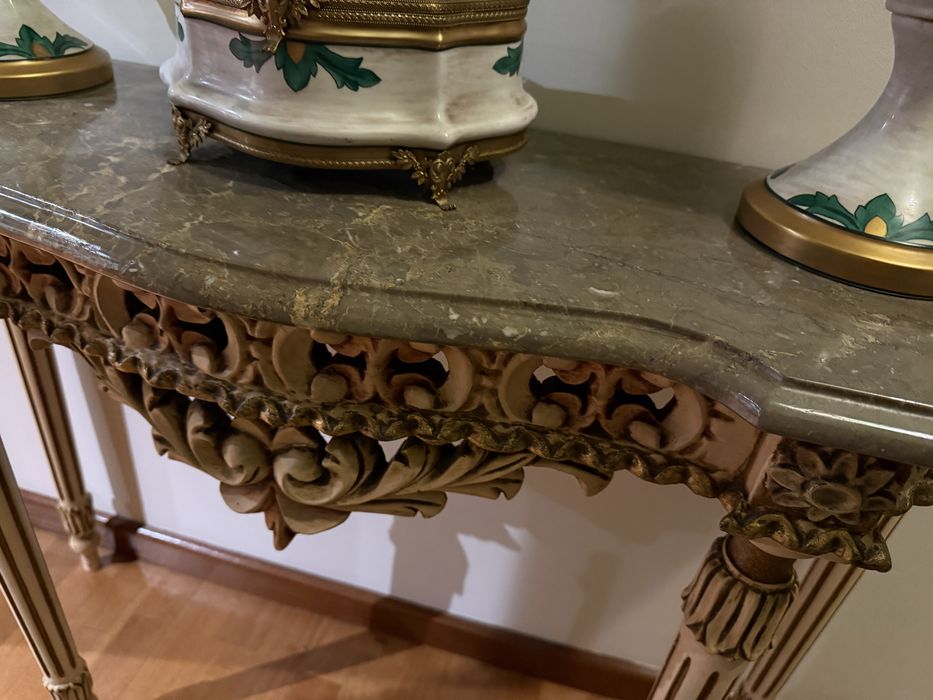 Comoda trabalhada com pedra