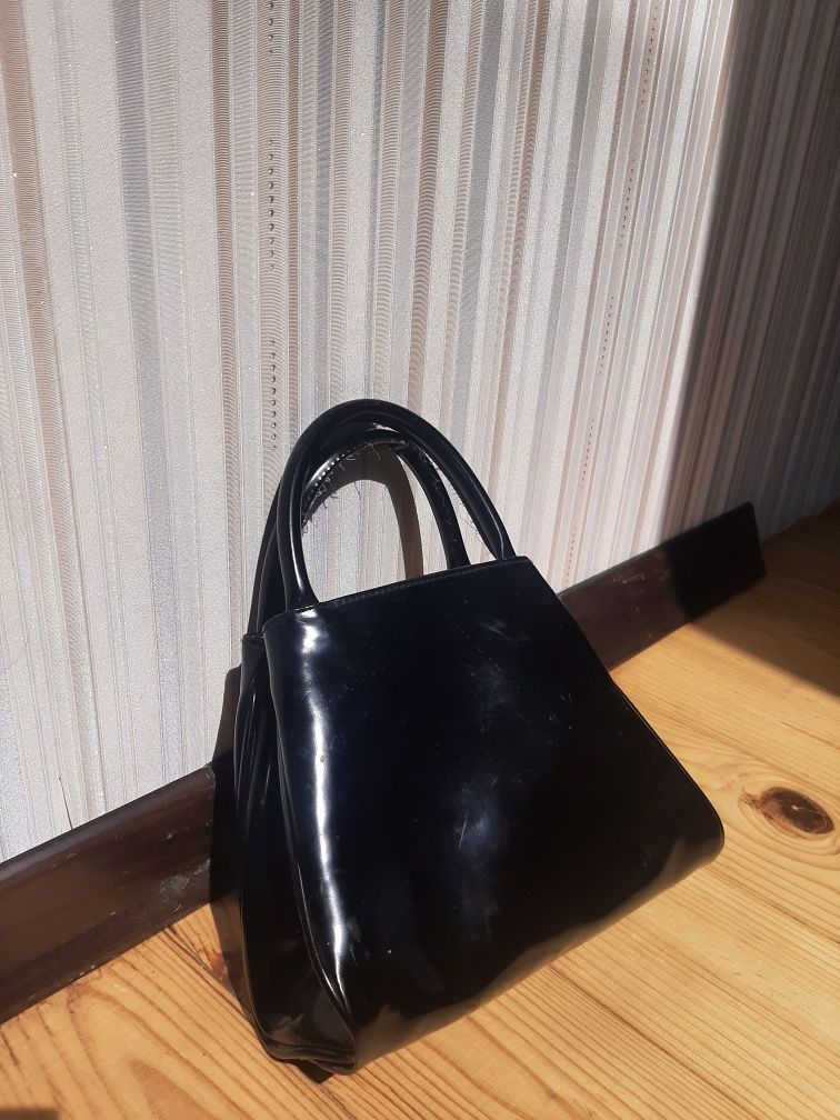 Чёрная лаковая сумка женская
