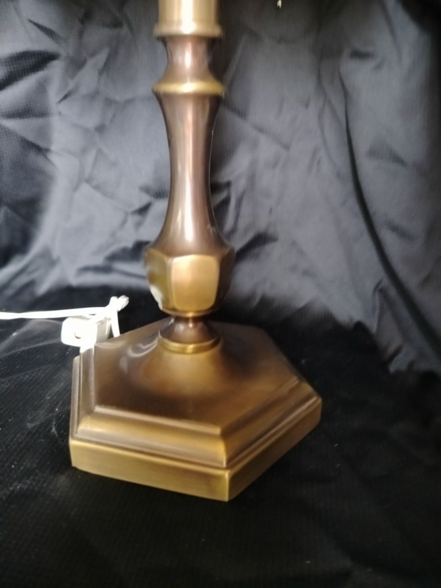 Ładna mosiężna lampa