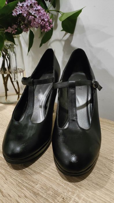 Eleganckie buty, pantofle na obcasie z zapięciem r.39 Graceland