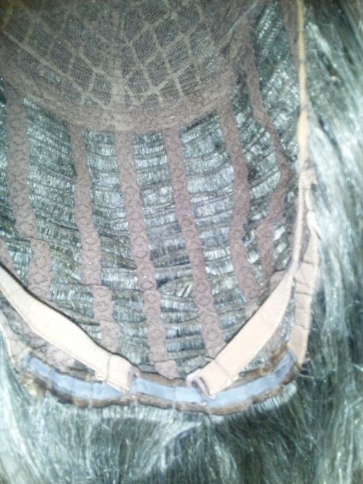 Продам  красивый парик с подставкою