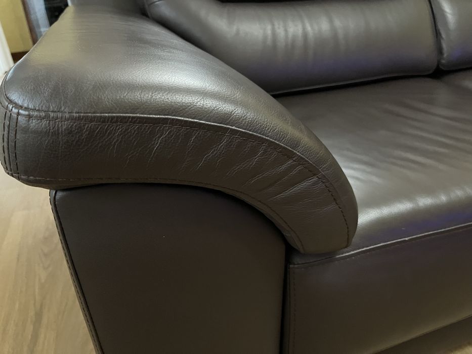Sofá castanho em pele