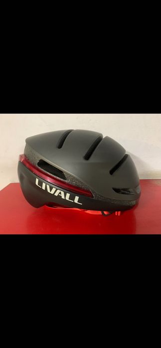 Kask rowerowy z kierunkowskazami