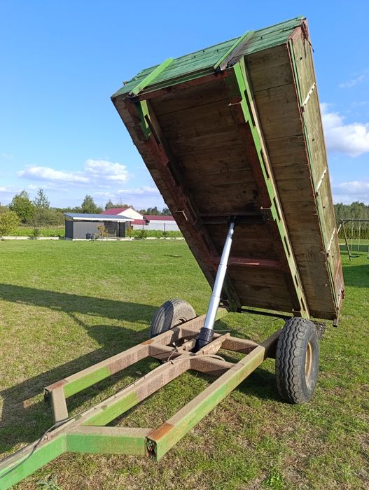 Przyczepa rolnicza jednoosiowa z kiprem na tył