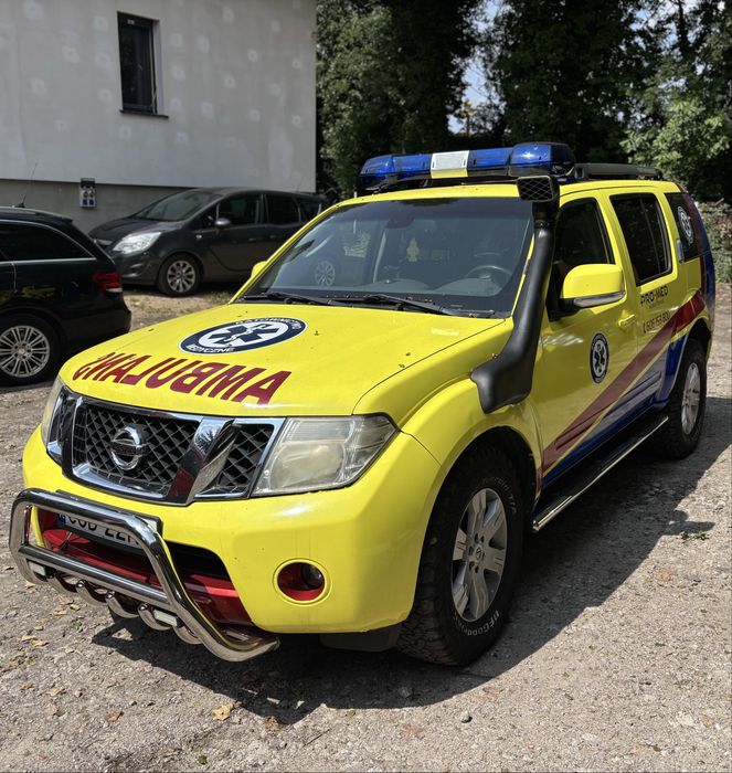 Nissan Pathfinder karetka ambulans 2010 rok