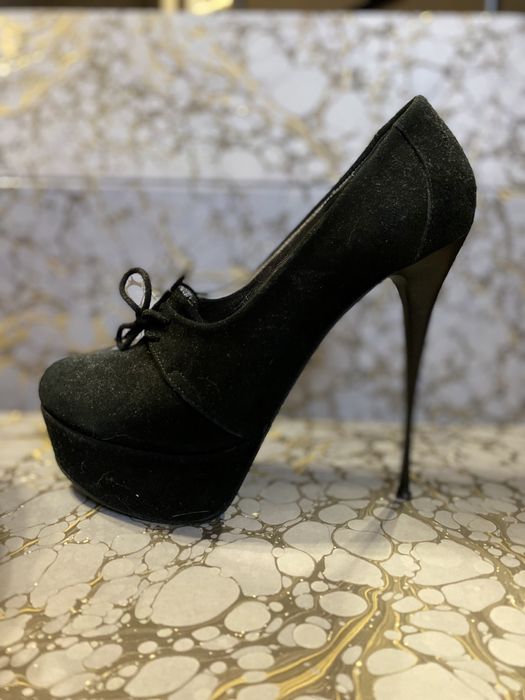 Батільйони на сексі шпильці 36 р.