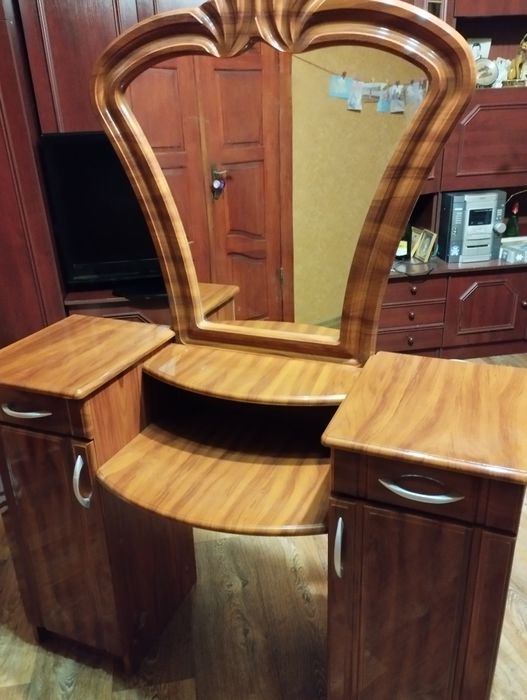 Продам тумбочку с зеркалом.