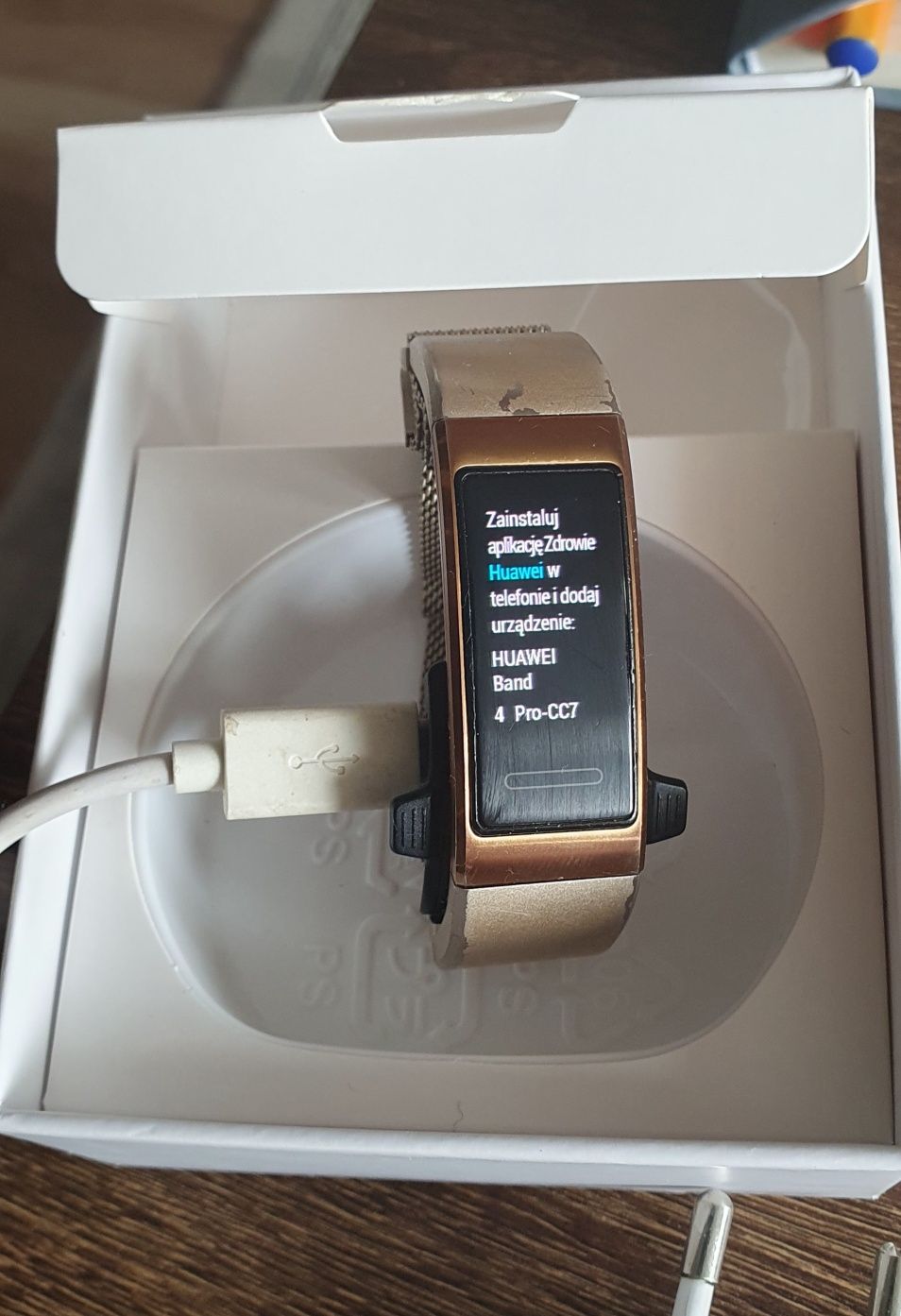 Dwie opaski Samsung Galaxy Fit i Huawei Band 4 Pro