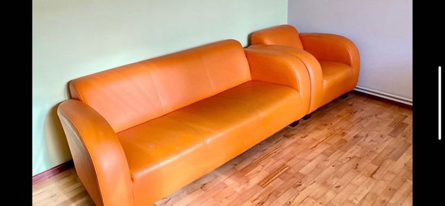 Pomarańczowa sofa + szklany stolik