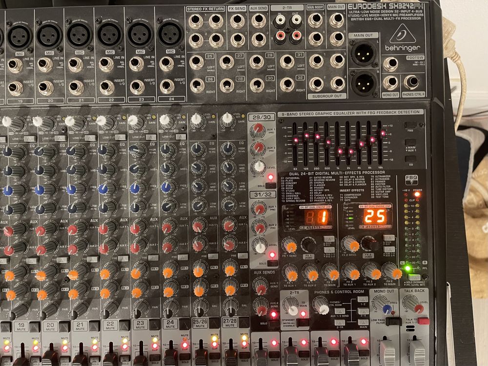 Mesa de Mistura Behringher SX3242FX + CASE