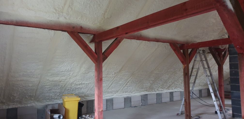 Piana poliuretanowa izolacja natryskowa ocieplanie dachów stropów