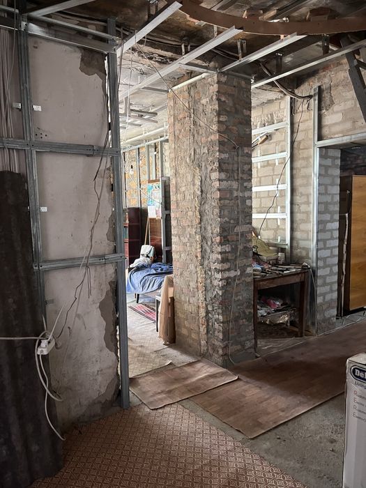 Дім на Космосі з незавершеним ремонтом .