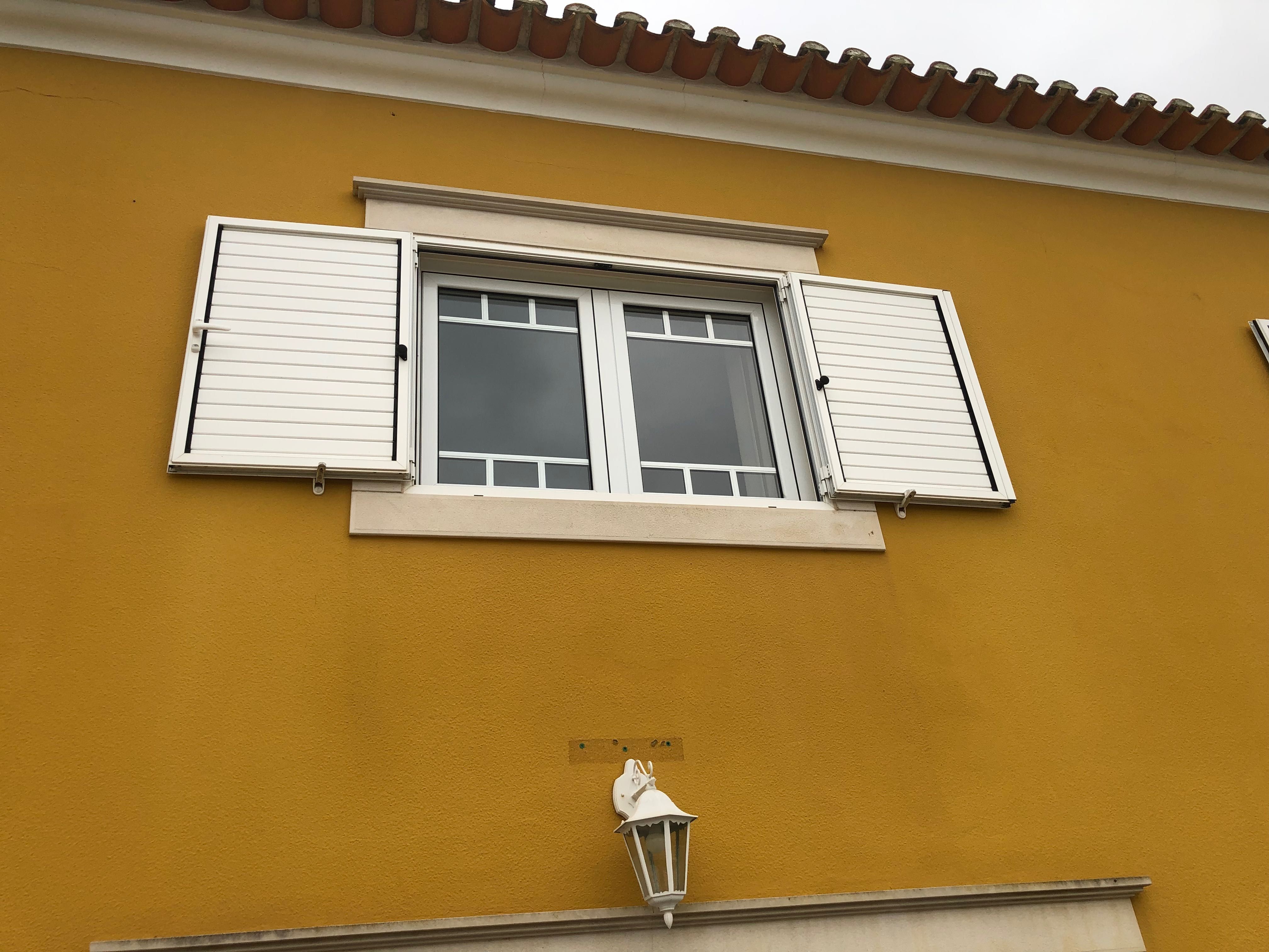 Janelas Alumínio + Portadas