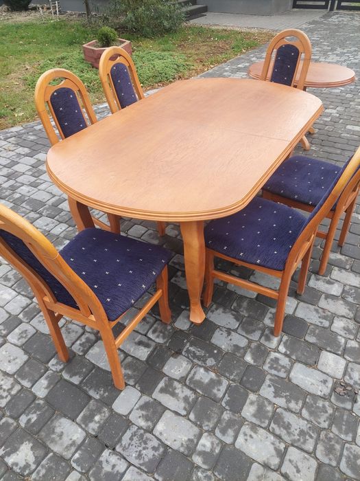 Stół z krzesłami