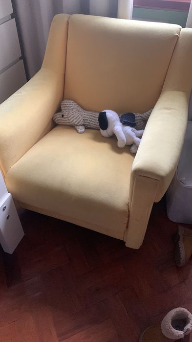 Poltrona usada. Cadeirão. Boa qualidade. Amarelo