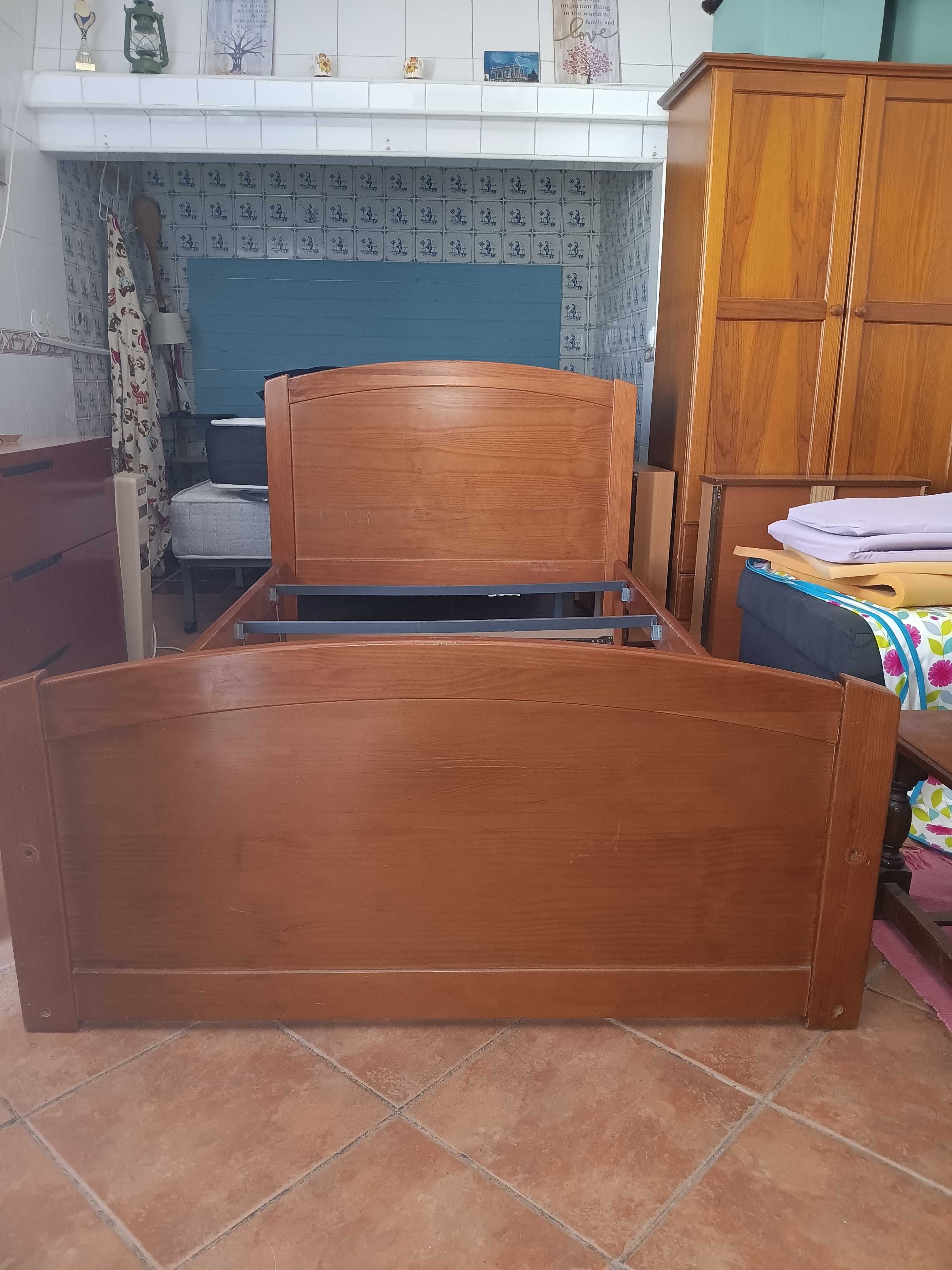 Cama de solteiro em pinho