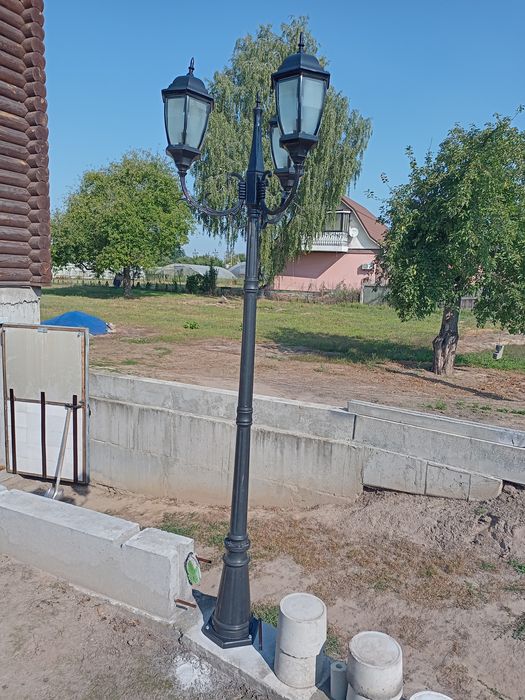 Уличный фонарь столб.