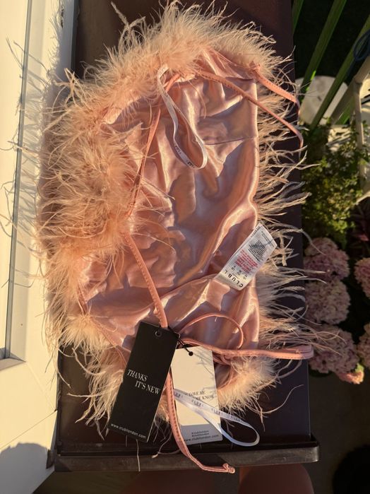 Luksusowy top z piór Club L piora feather crop top