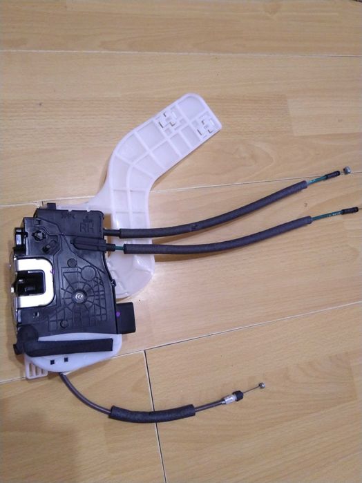 Замок двери Hyundai IX35 задней правой 81420-2S000.