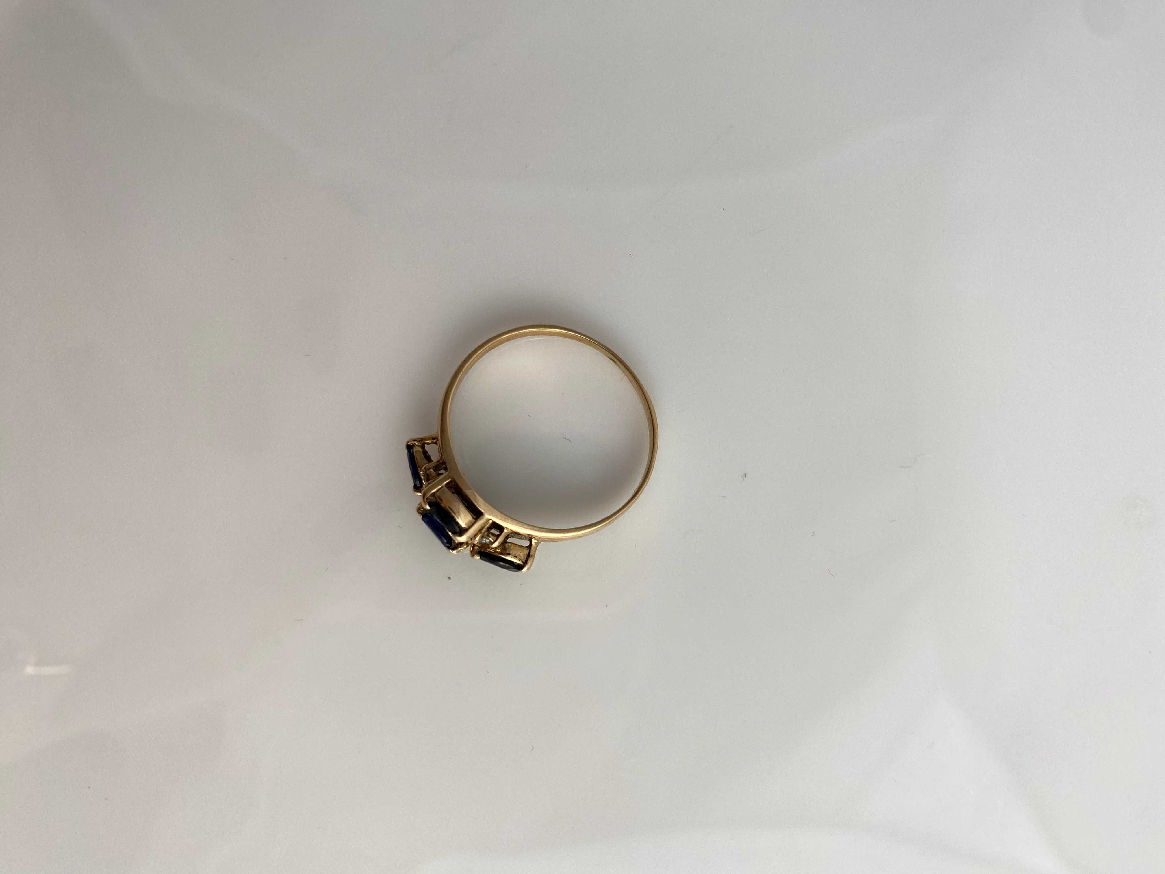 Złoty pierścionek z szafirkami Au585 2.09g