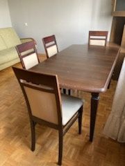 Duży, rozkładany stół+ 4 krzesła. 2 oparcia do renowacji
